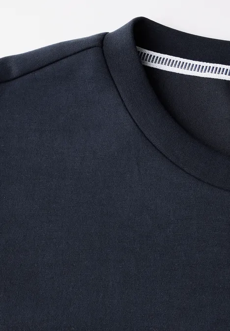 Dunkelblaues T-Shirt aus Baumwolle mit Rundhalsausschnitt.